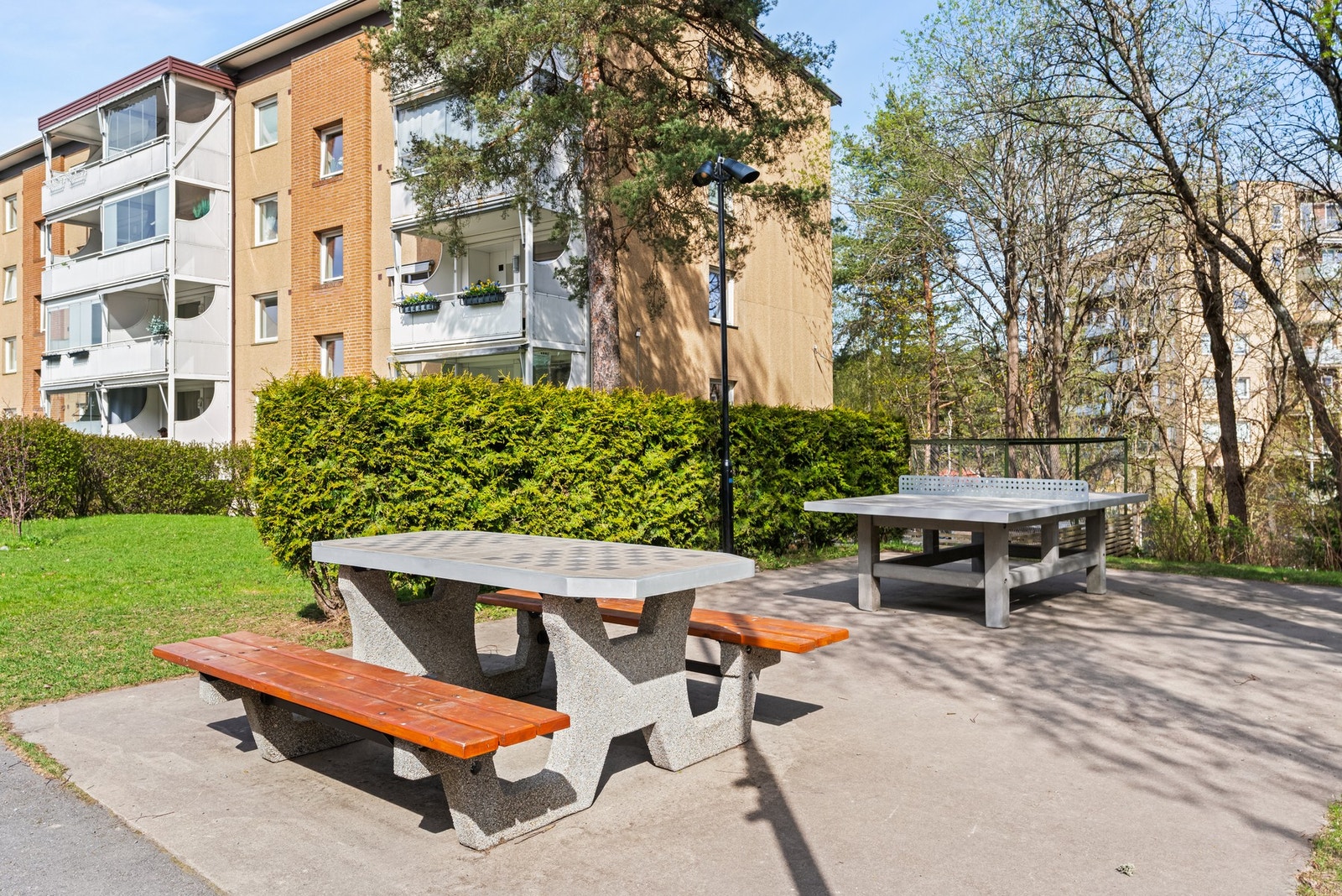 Beliggenheten er ideell for familier, så vel som godt etablerte, i trygge og rolige omgivelser med gangavstand til barnehager, fritidsaktiviteter og skole for alle trinn. Galleribilde
