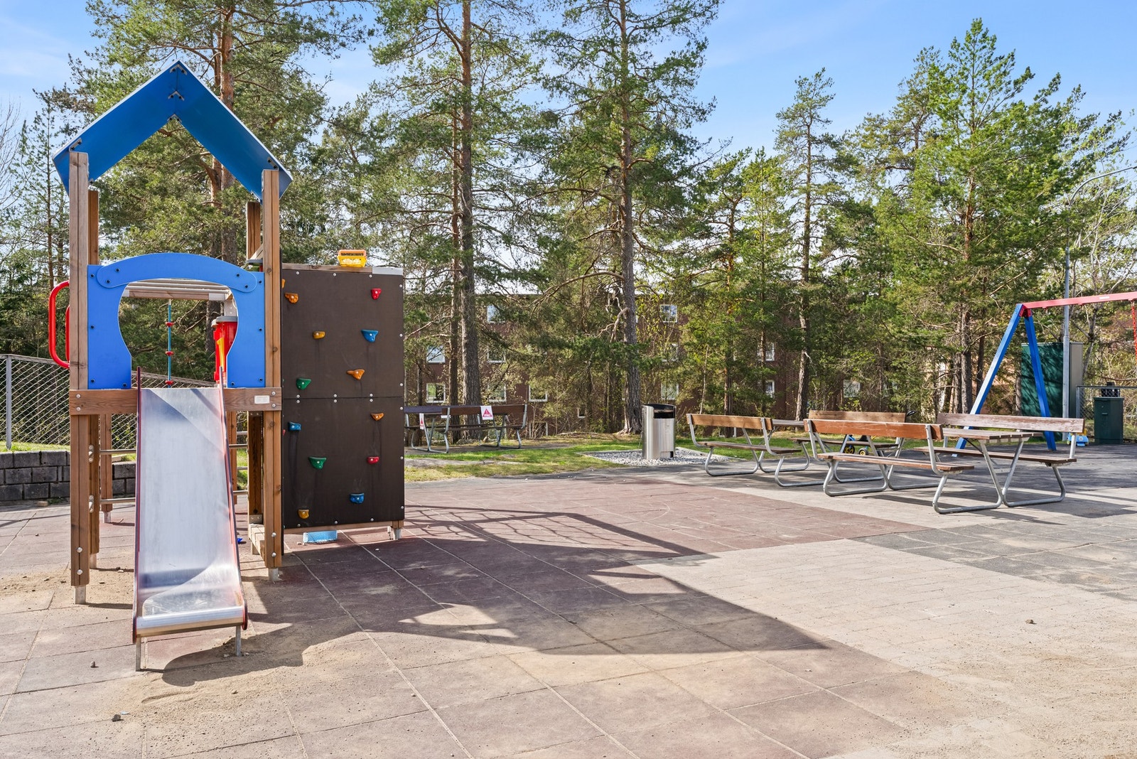 Utenfor er det store, felles grøntarealer og lekeplass til glede for de minste. Galleribilde