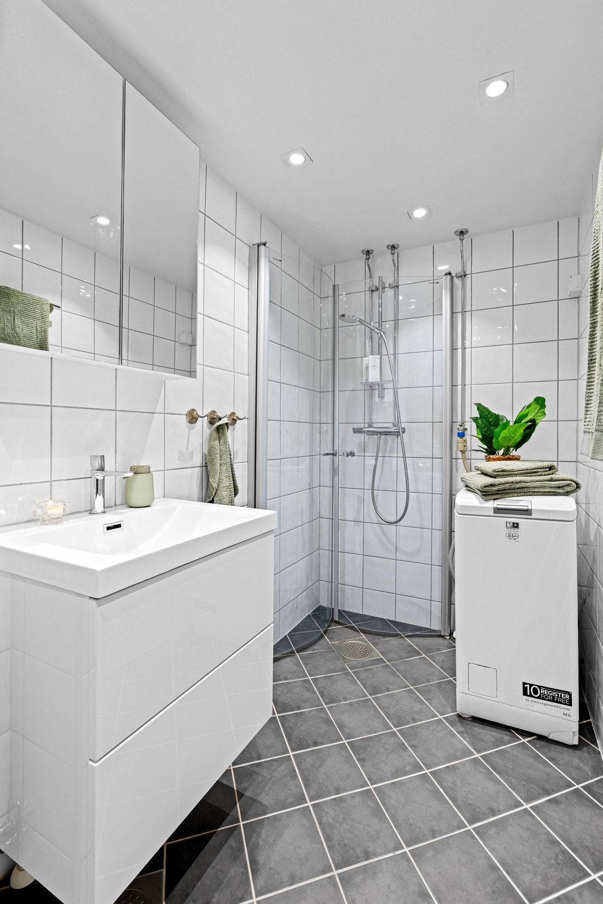 Badet ble rehabilitert i regi av borettslaget i 2008, og i 2026 ble det byttet spotter i taket med tilhørende dimmer, regulator til varmekabler og lysbryter utført av Elektro-Sivert AS. Galleribilde