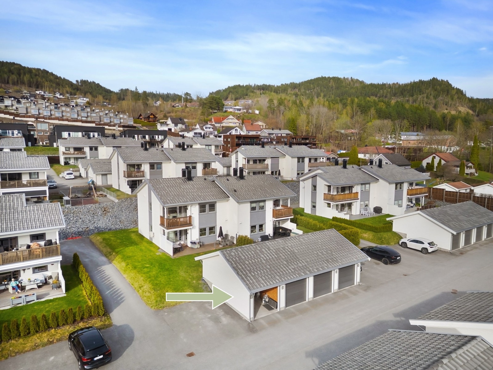 Parkering for en bil i garasje i felles rekke. I tillegg disponerer leiligheten en til fast utvendig biloppstillingsplass på sameiets fellesareal.
Foto: Emotional Landscape Production Ole Thoresen Galleribilde