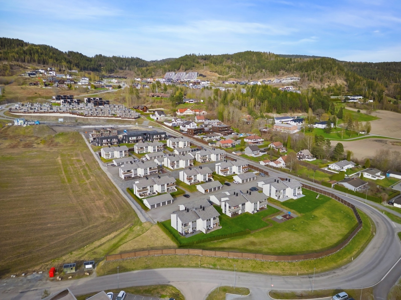 Gangavstand til idylliske Lauvtjern i begynnelsen av Finnemarka Galleribilde