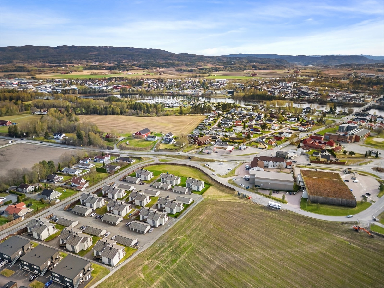 Sentralt beliggende med ca. 1,8 km til Hokksund sentrum med jernbanestasjon og de aller fleste servicetilbud Galleribilde