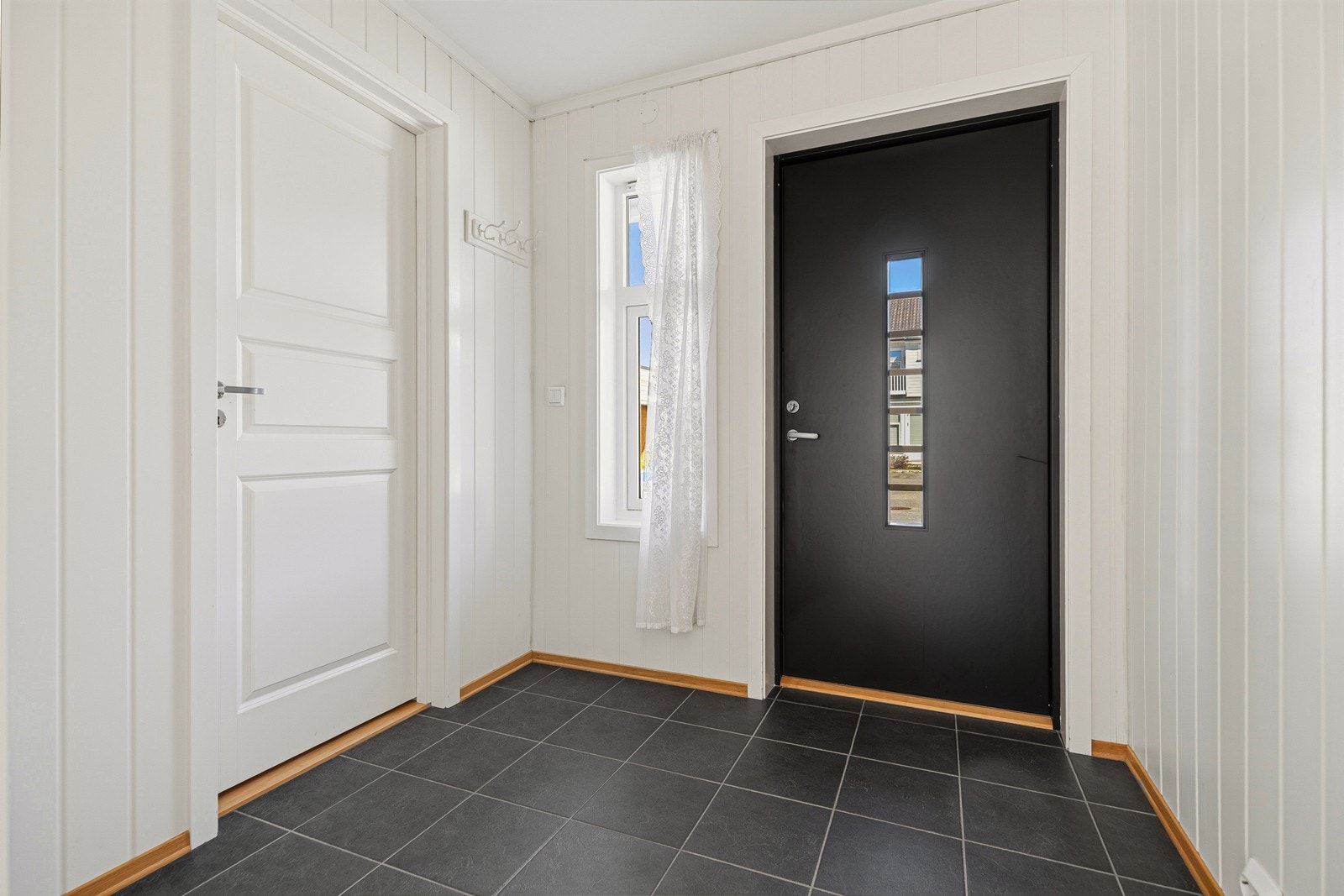 Gangen er av generøs størrelse hvor man enkelt kan innrede med diverse oppbevaringsmøblement Galleribilde