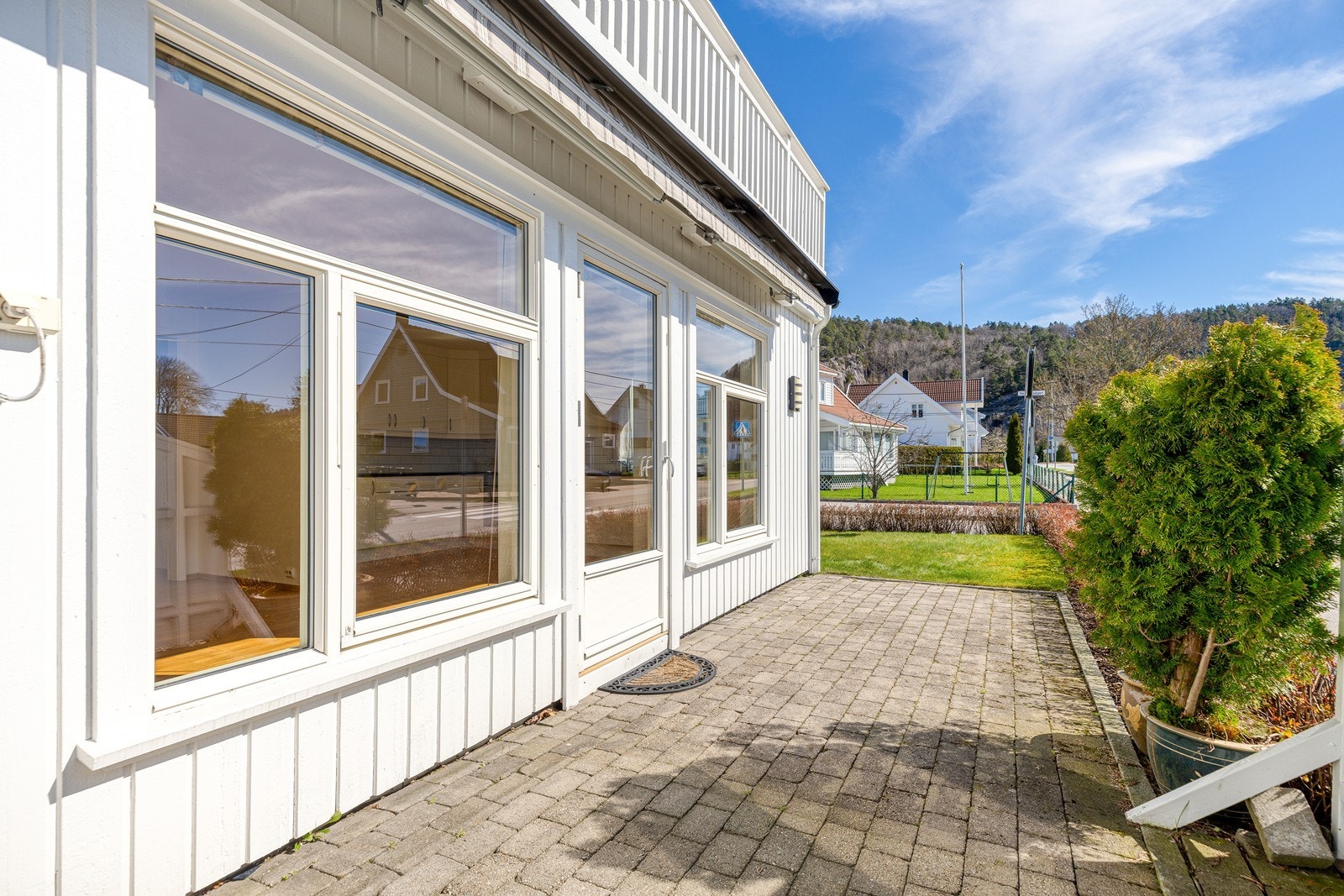 Her kan man enkelt innrede med flere sittegrupper, grill, beplantning, m.m. Galleribilde