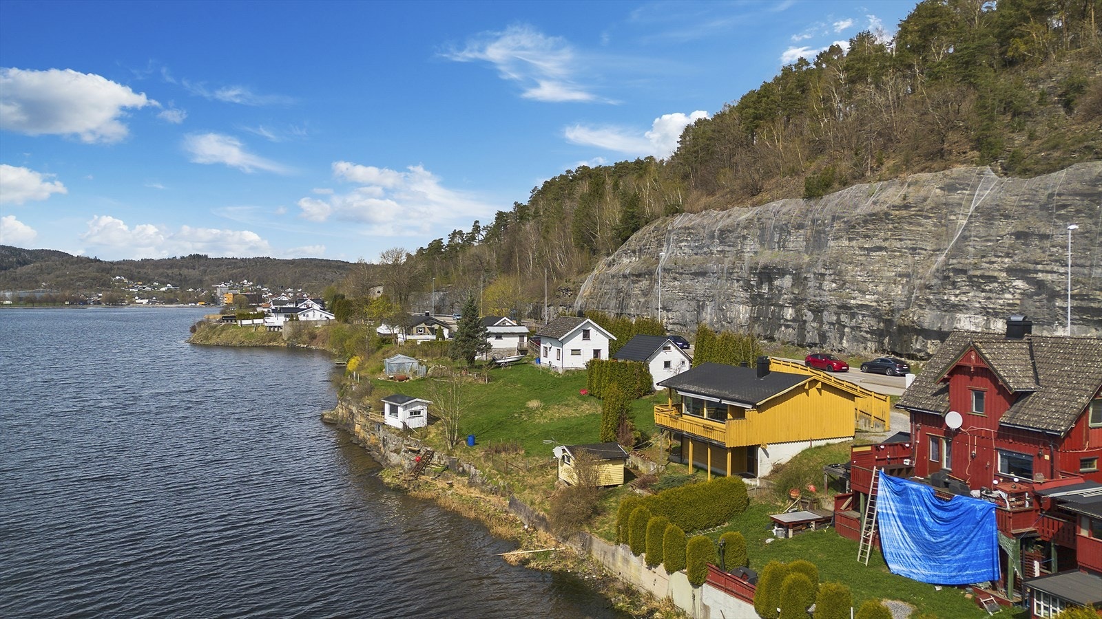 Boligen ligger vendt mot sørvest, langs vannkanten i Gunneklevfjorden Galleribilde