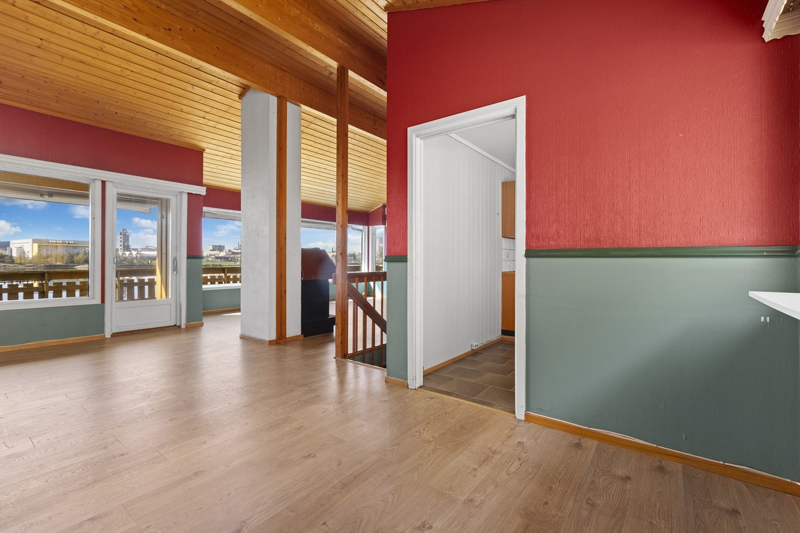 Fra spisestuedelen er det direkte adkomst til kjøkken, samt dør ut til den solrike terrassen Galleribilde