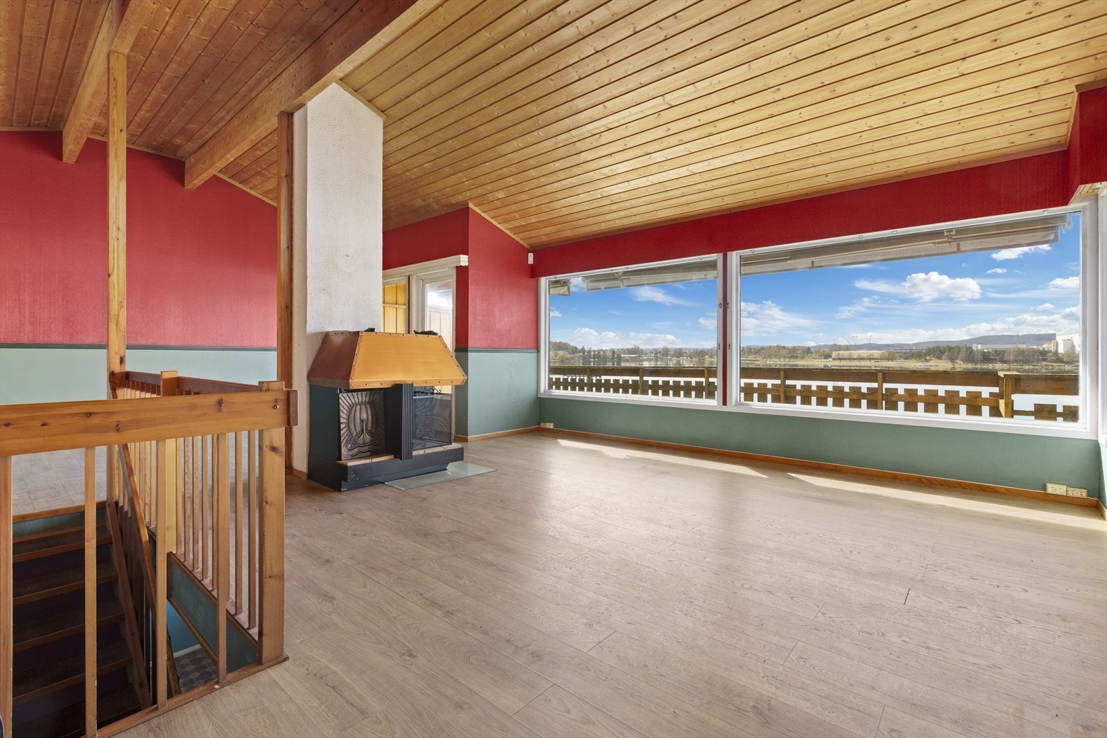Velkommen inn! I den kombinerte stue og spisestuen er det store vinduer mot sørvest som slipper inn masse naturlig lys, samt utsikten til fjorden Galleribilde