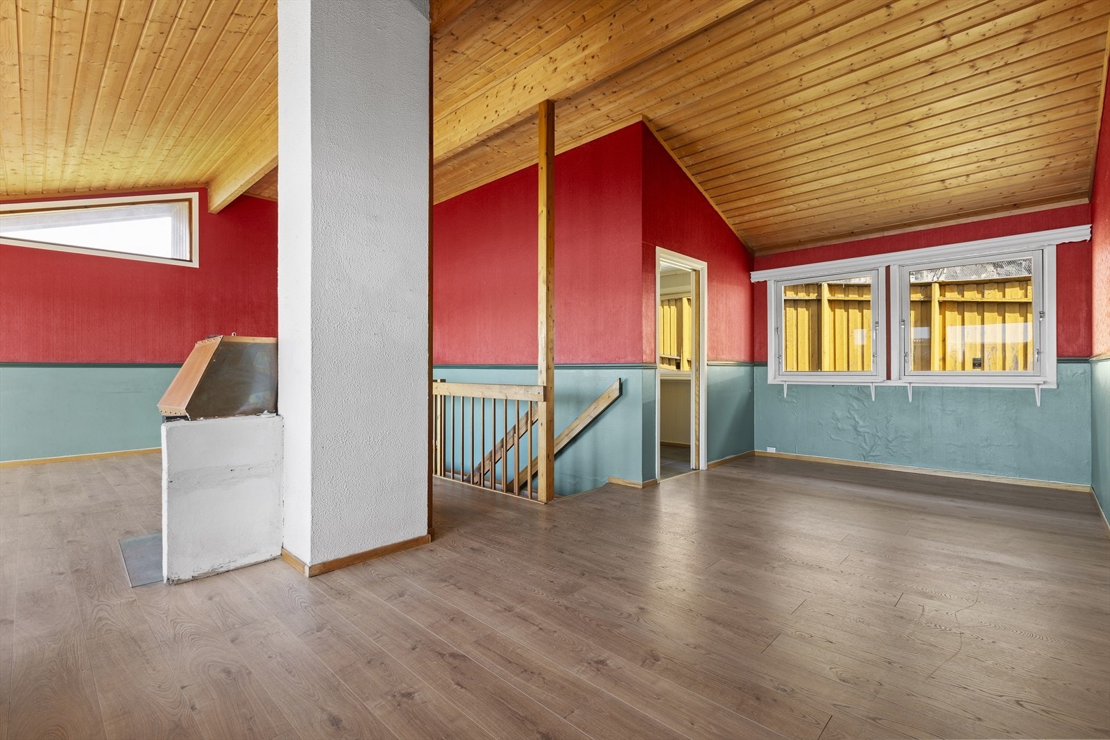 Her er det meget god plass til både stue- og spisestuemøblementene i forskjellige miljøer Galleribilde