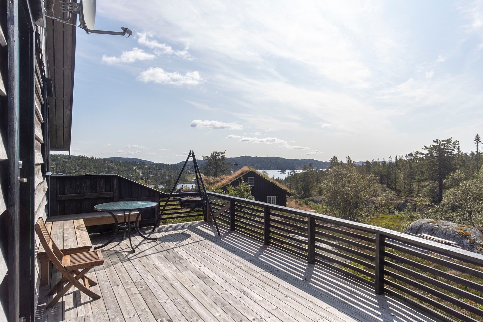 Romslig uteplass med god plass til sittegrupper og grill, hvor utsikten og roen virkelig kan nytes. Galleribilde
