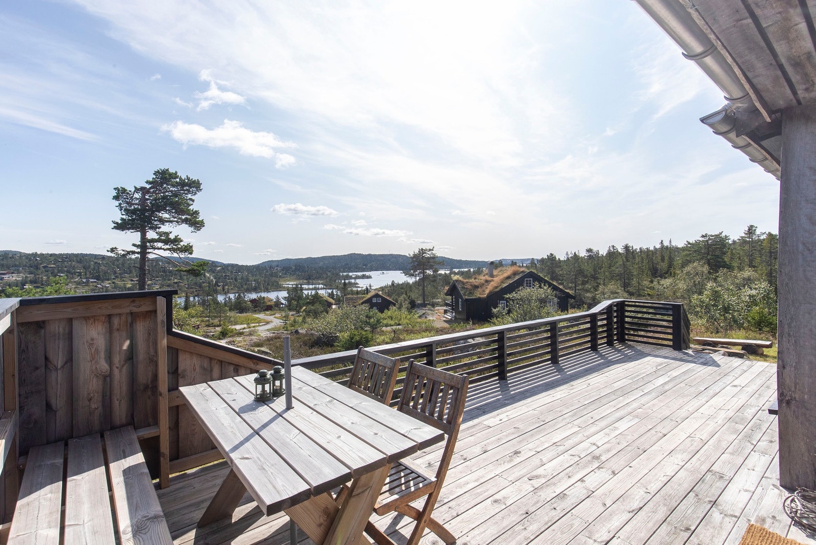 Stor, solrik terrasse med nydelig utsikt mot vann og omkringliggende fjellandskap, perfekt for rolige morgenstunder og lange sommerkvelder. Galleribilde