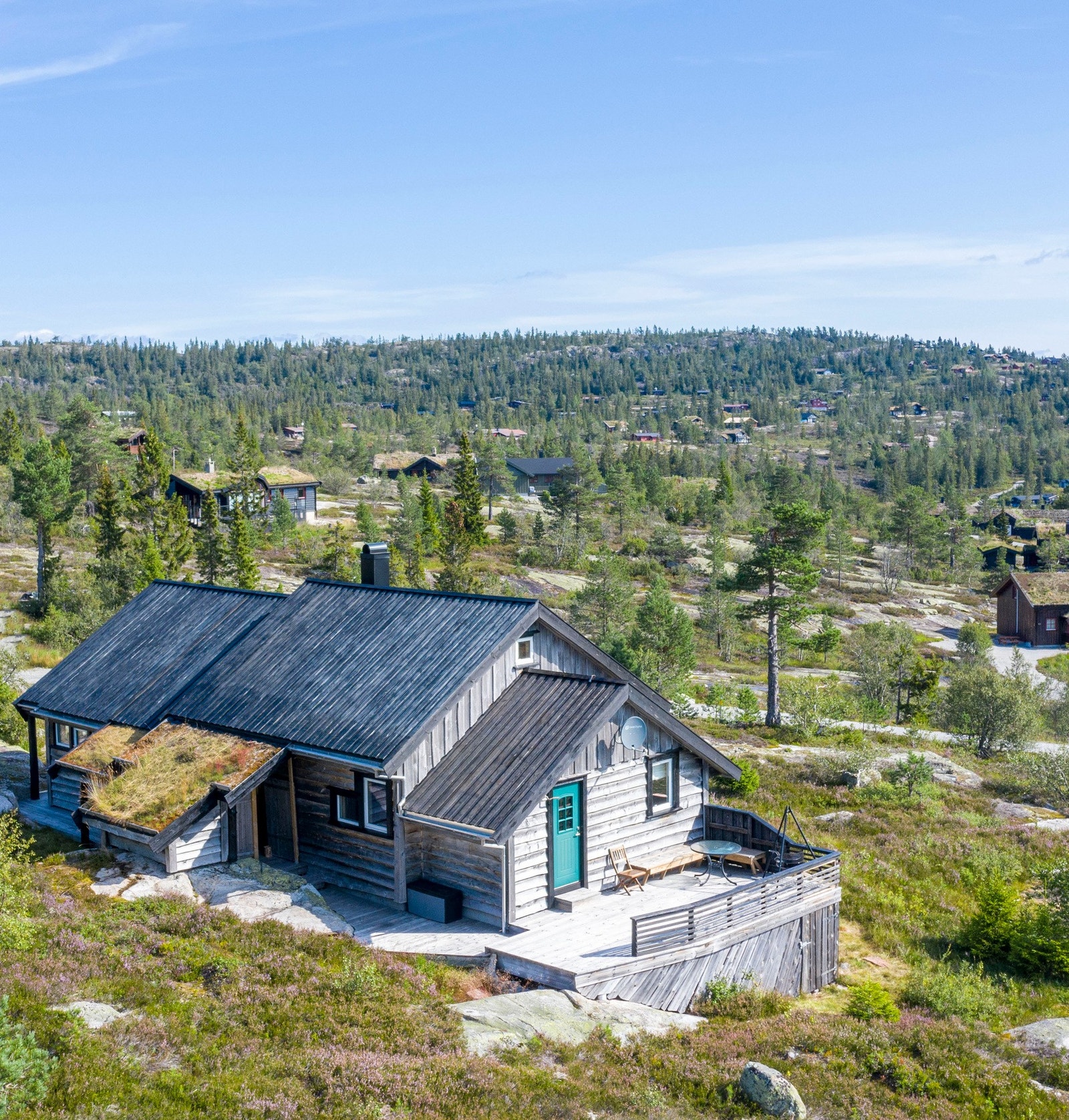 Området byr på fantastiske tur- og rekreasjonsmuligheter sommer som vinter, enten du foretrekker rolige rusleturer, toppturer, sykkelturer eller lange dager på ski. Galleribilde