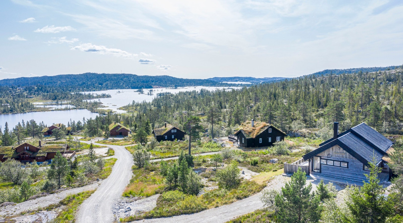 Eiendommen ligger usjenert og naturskjønt til på populære Kyrkjebygdheia i Nissedal kommune, i et område med spredt hyttebebyggelse og flott utsikt over vakre fjell- og naturomgivelser. Galleribilde