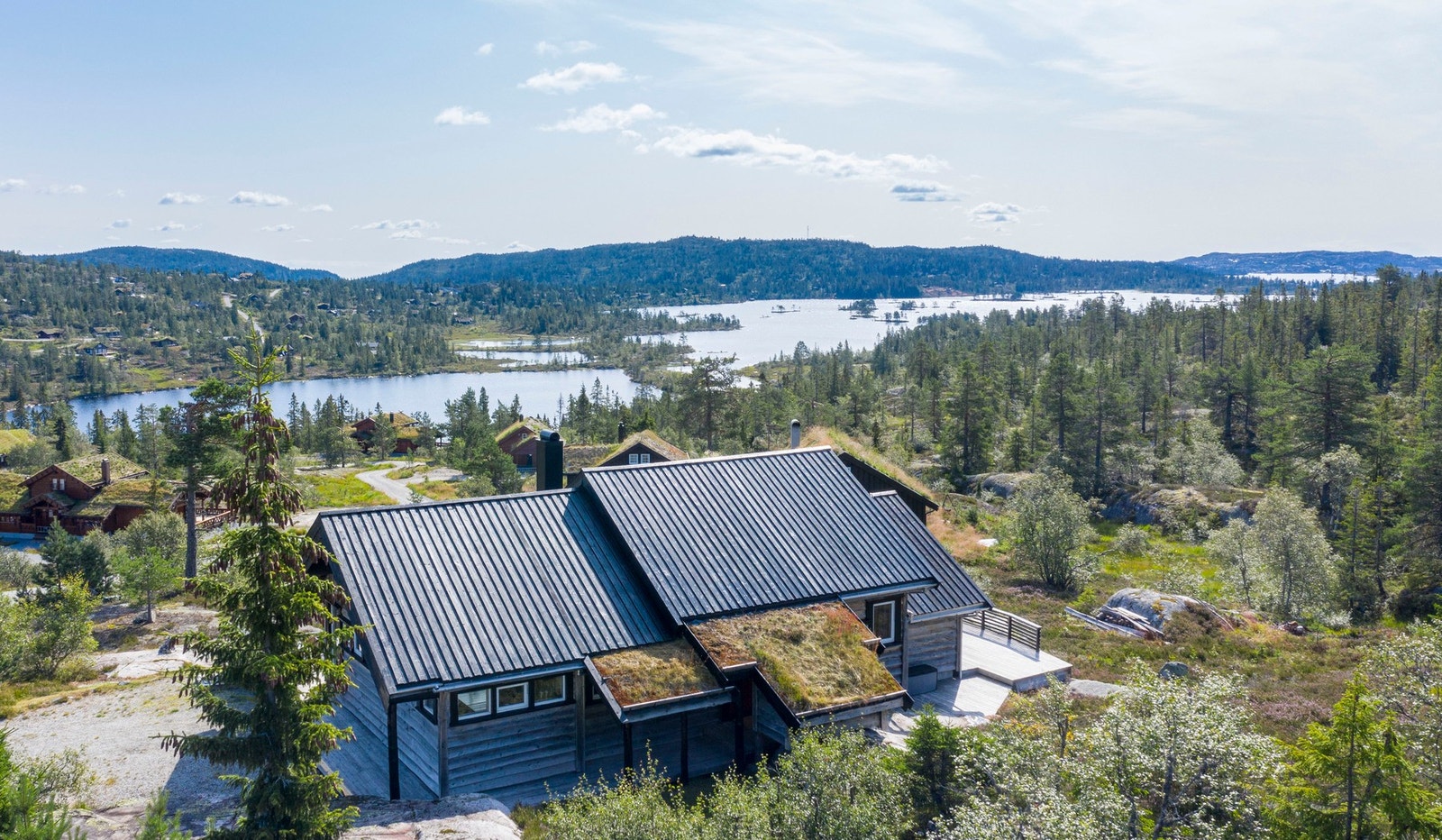 Hytta ligger flott til i terrenget med gode solforhold og naturskjønne omgivelser rundt. Galleribilde