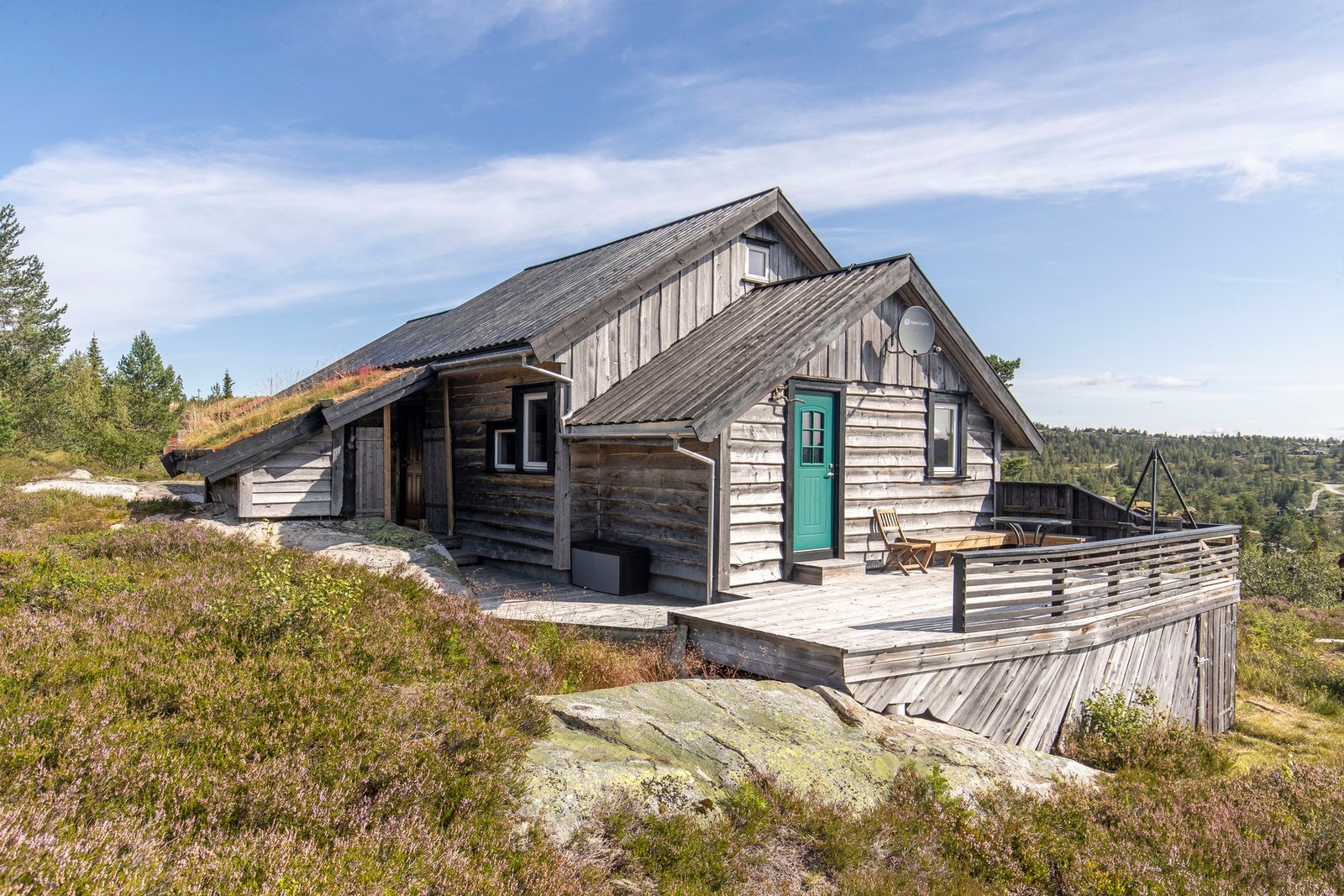 Rett utenfor hytteveggen ligger alt til rette for at både barn og voksne skal kunne trives når de er på ferie på hytta. Galleribilde