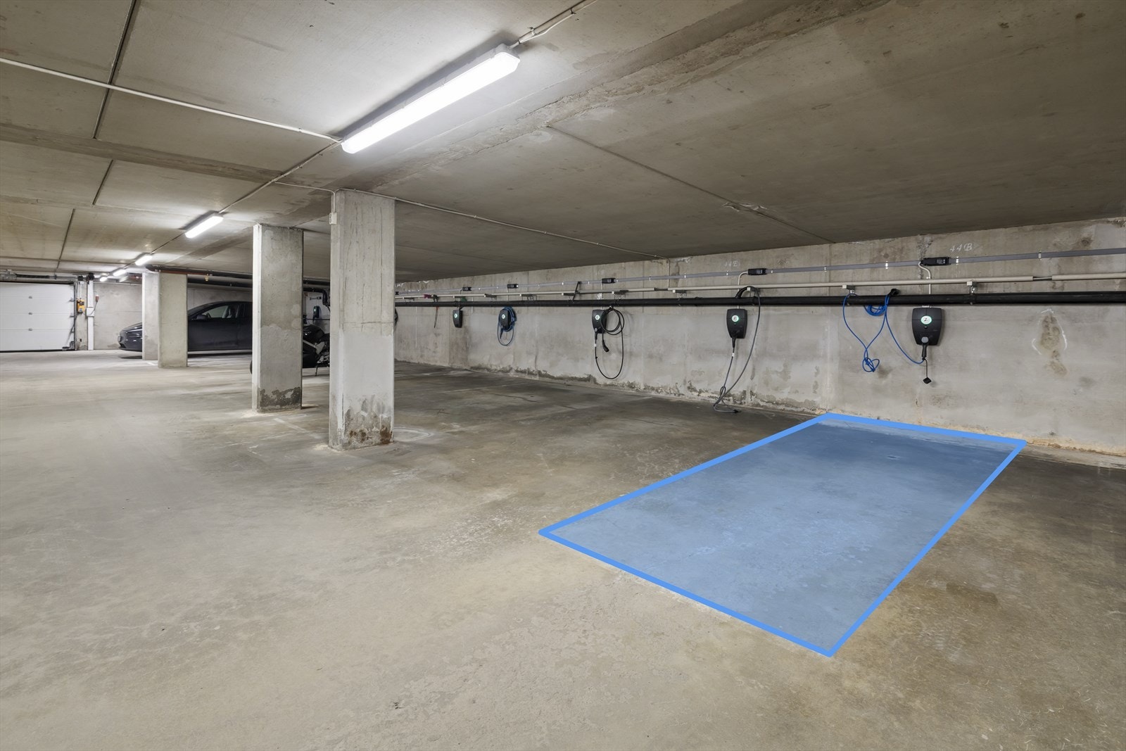 Det medfølger en parkeringsplass i felles garasjeanlegg. Det er installert elbil-lader. Galleribilde