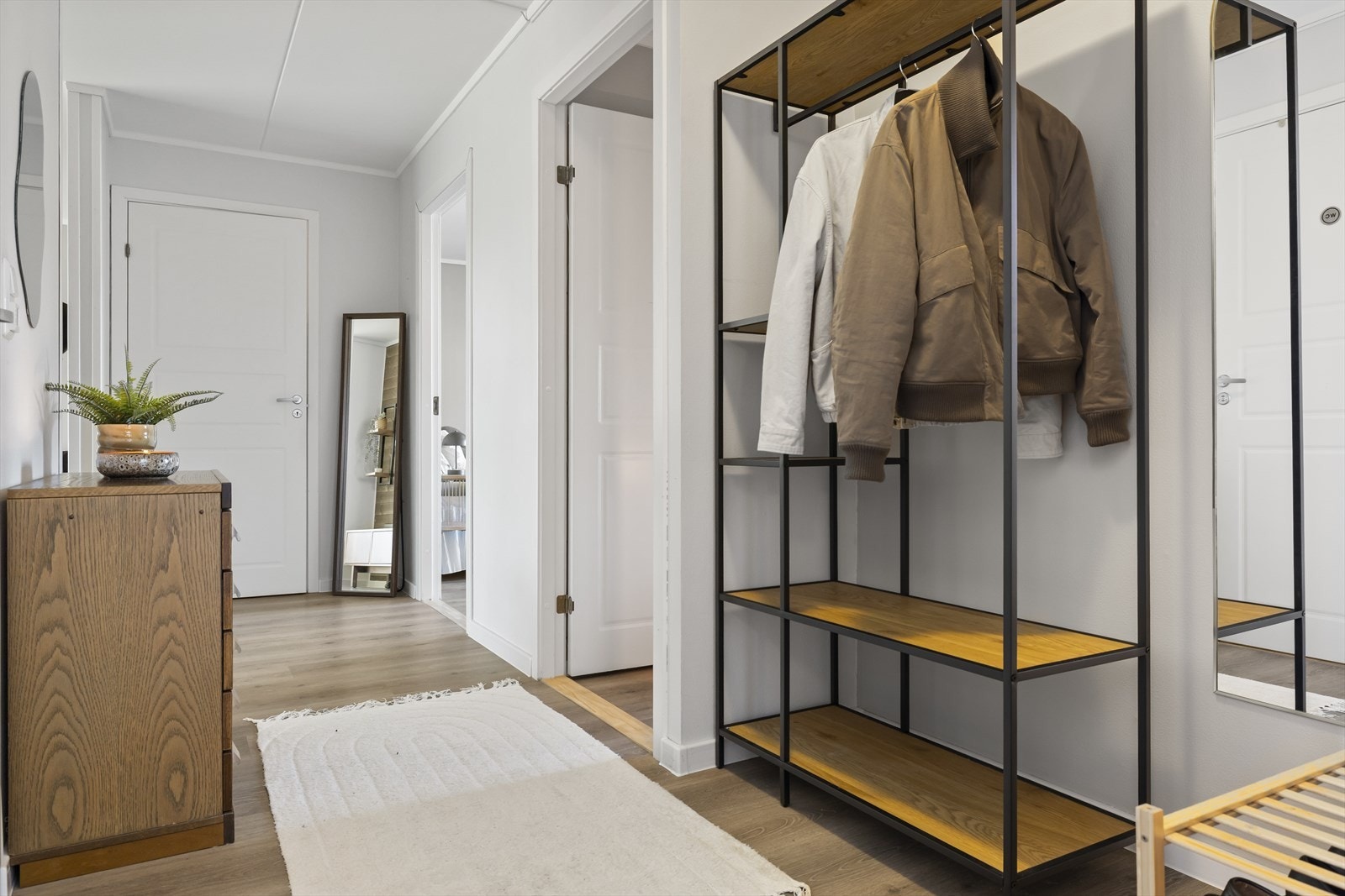 Velkommen inn til en lys og hyggelig entre. Her er det plass til å plassere et garderobeskap for ytterklær- og sko. Galleribilde