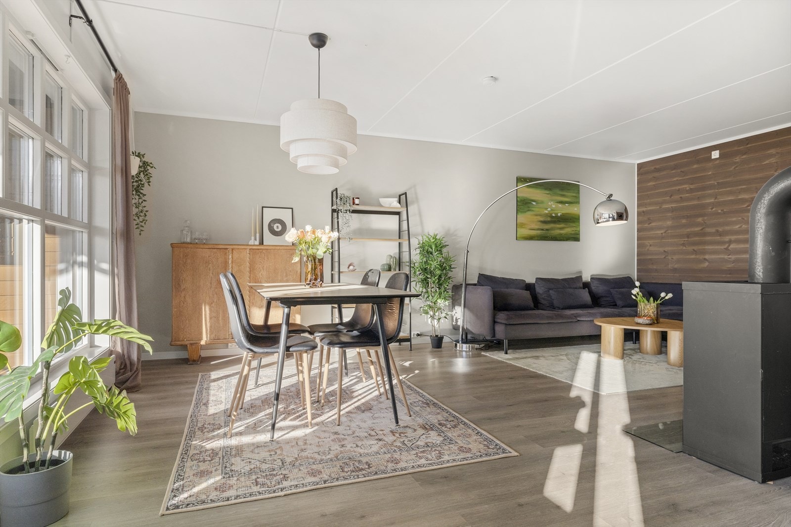 Stue/kjøkken løsningen får inn godt med lys gjennom de store vinduene. Galleribilde