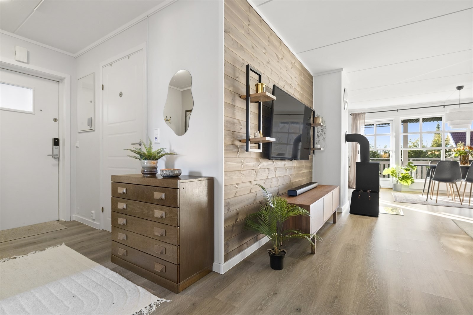 Videre inn fra entreen kommer du til en romslig og lys stue. Galleribilde