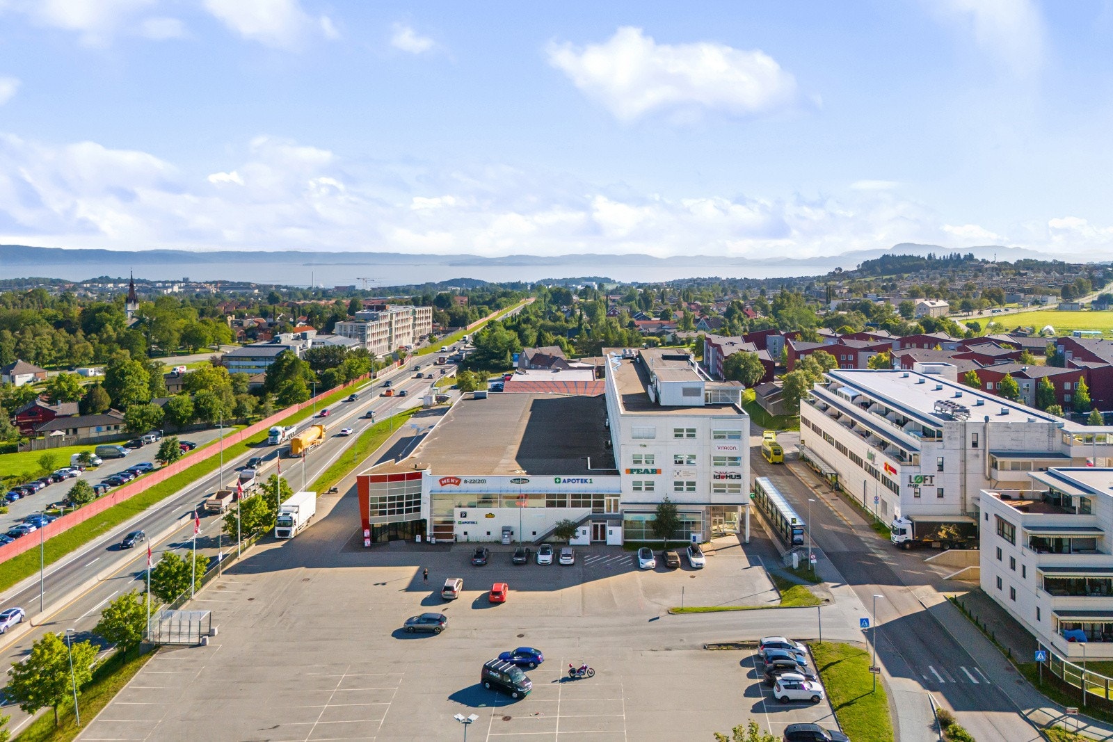 Det er gangavstand til Moholt med et bredt utvalg servicefasiliteter. Her har man tilgang på flere dagligvarebutikker, blant annet Meny, Coop Extra og Rema 1000, i tillegg tiil apotek, frisør, blomsterforretning og Nille. Galleribilde