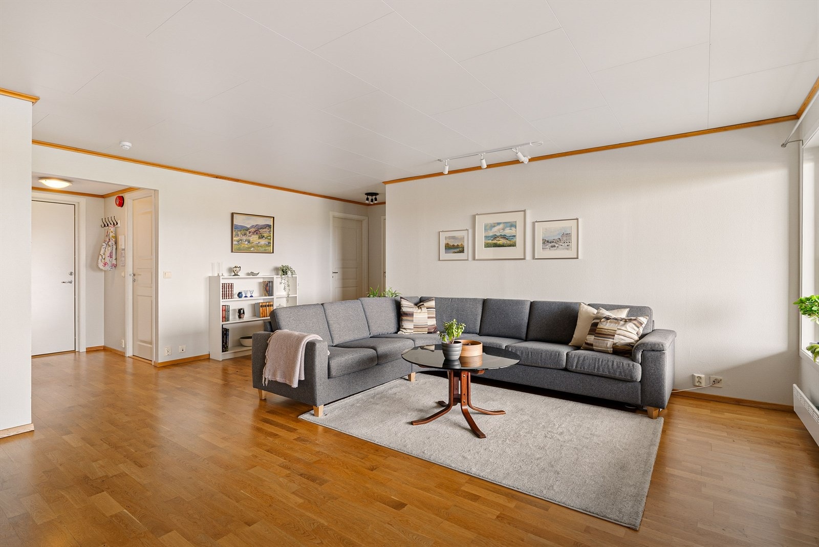 Rommets gode utforming gjør at man naturlig kan innrede i ulike soner med både sofa- og spisegruppe. Galleribilde