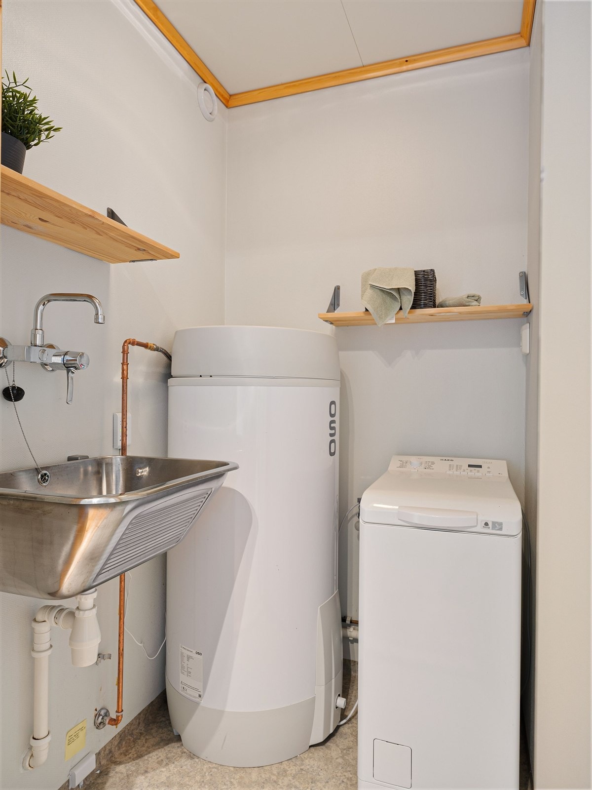 Vegg i vegg med badet er det et separat vaskerom. Galleribilde