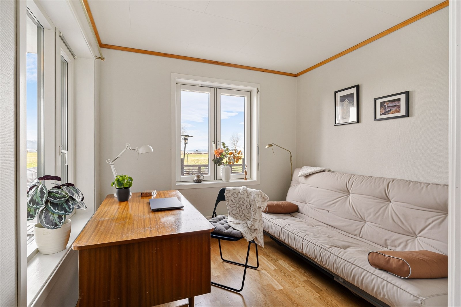 I tilknytning til stuen finner man et ekstra rom som i dag benyttes som gjesterom og kontor, men som også kan brukes som soverom. Galleribilde