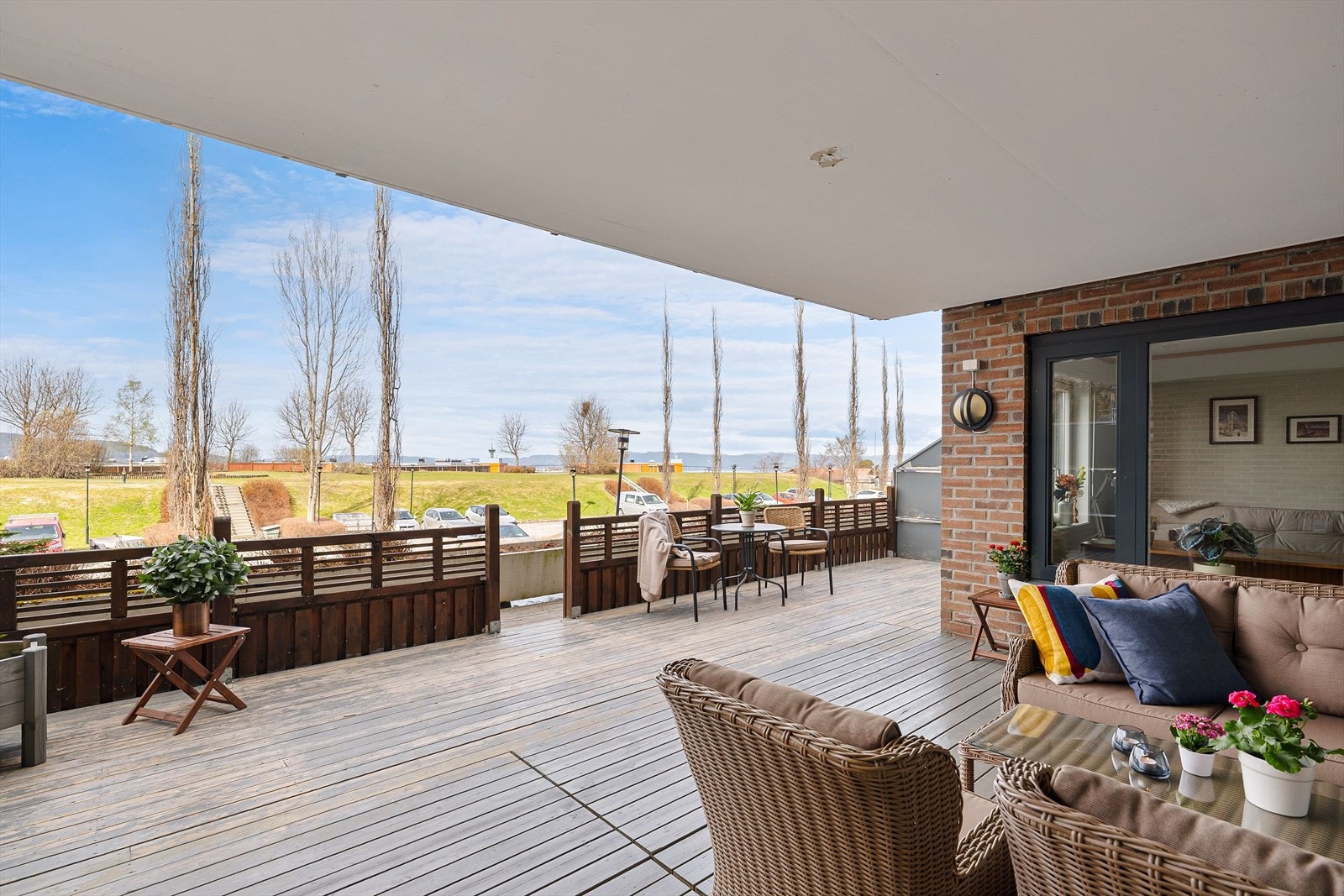 Fra leilighetens oppholdsrom har man utgang til en egen vestvendt terrasse på hele 40 kvm! Galleribilde