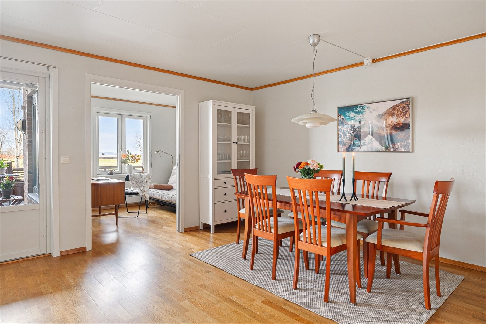 Plass til stort spisebord, perfekt for sosiale sammenkomster. Galleribilde