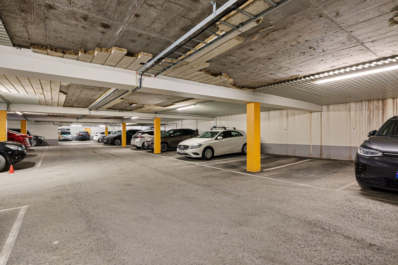Det er parkeringsplass som tilhører boligen i sameiets garasjekjeller. Galleribilde