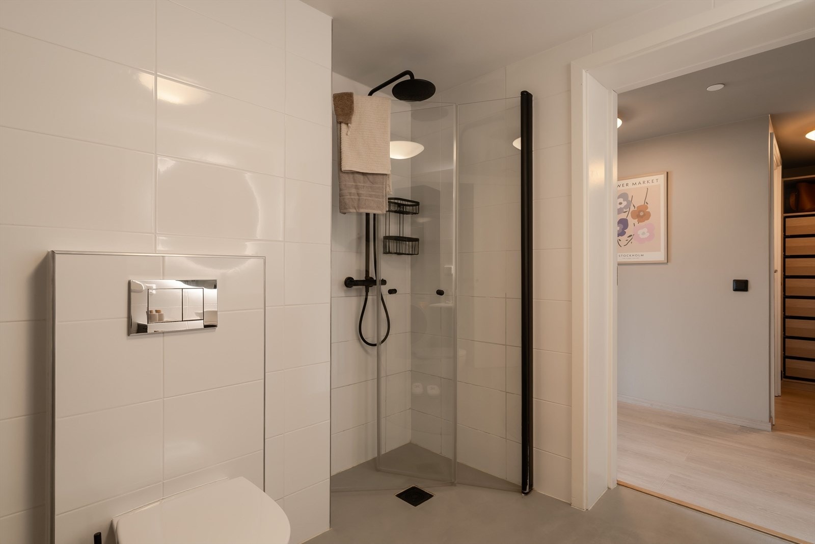 Innredningen består av servant med skuffer som gir god oppbevaringsplass, samt speil med belysning. Videre er badet utstyrt med dusjhjørne, vegghengt toalett og downlights i himling. Galleribilde