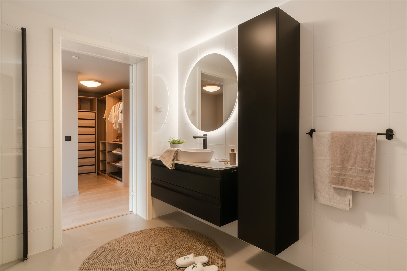 Badet er på ca. 8 kvm med gulvvarme. Badet fremstår som funksjonelt og moderne, og ble oppgradert i 2023 med ny baderomsinnredning. Galleribilde