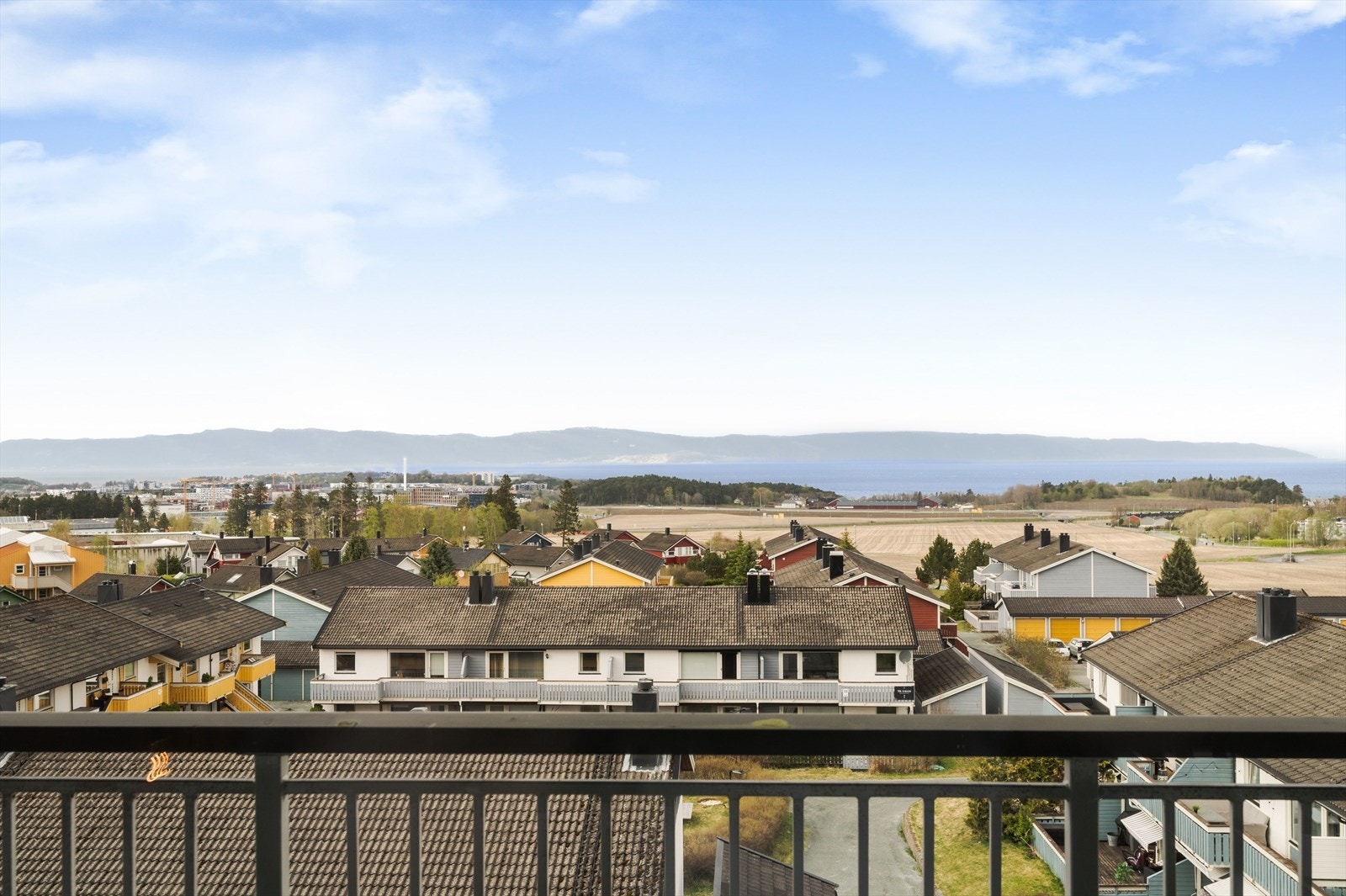 Fra stuen er det utgang til en romslig balkong på ca. 15,5 kvm. Balkongen har en gunstig vest- og sørvestvendt orientering, som gir gode solforhold fra ettermiddag til kveld. Galleribilde