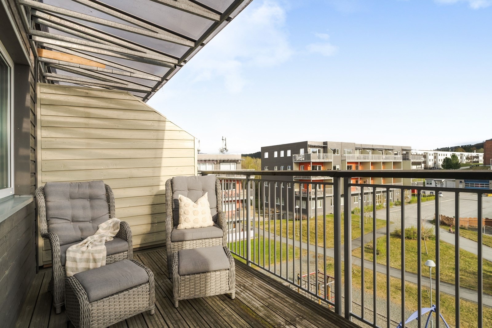 Leiligheten har også fjernvarme, balansert ventilasjon og egen parkeringsplass i kjeller med elbillader. Galleribilde