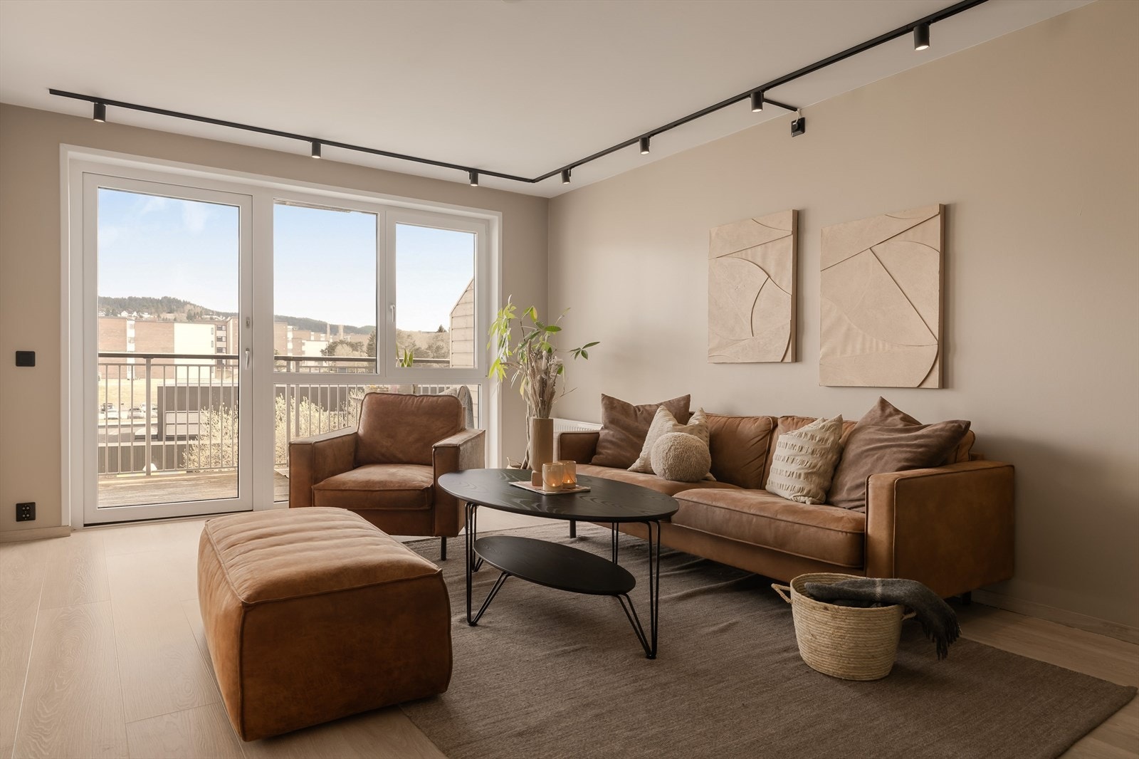De senere årene er boligen betydelig oppgradert med blant annet nytt gulv, nytt listverk, nymalte overflater, oppgradert baderomsinnredning og moderne belysning med smartstyring. Galleribilde