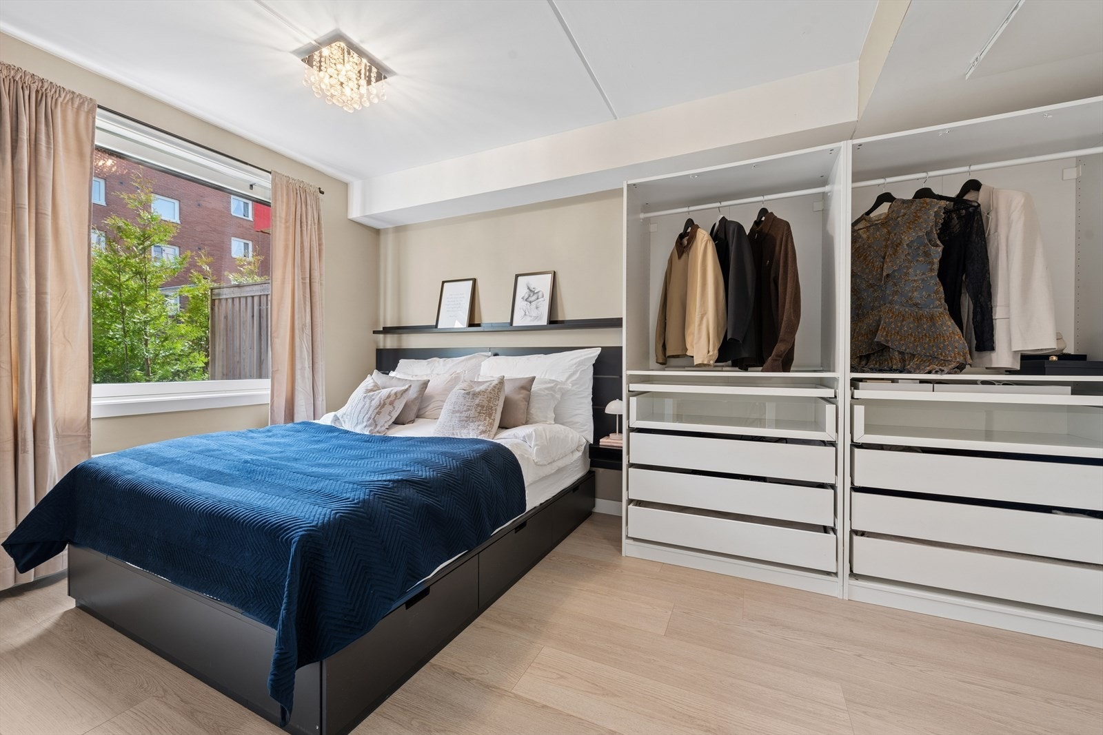 Soverommet har god plass til dobbeltseng og en stor, åpen garderobeløsning. Galleribilde