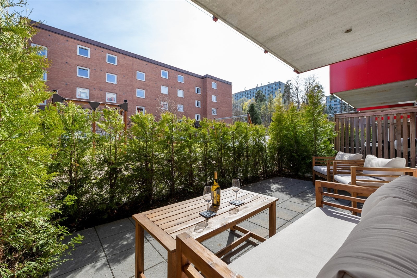 Uteplassen fungerer som en forlengelse av stuen på sommerhalvåret. Galleribilde