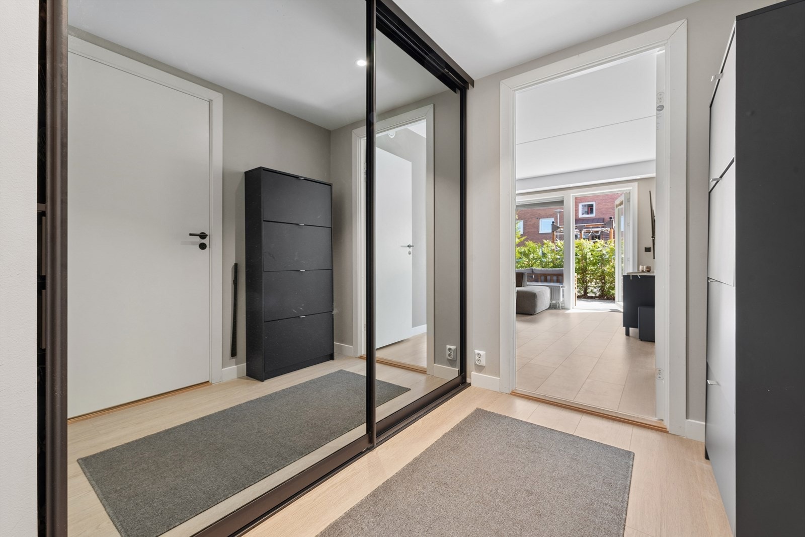 En stor skyvedørsgarderobe med speilfronter gir rikelig med oppbevaring og bidrar til en god romfølelse. Galleribilde