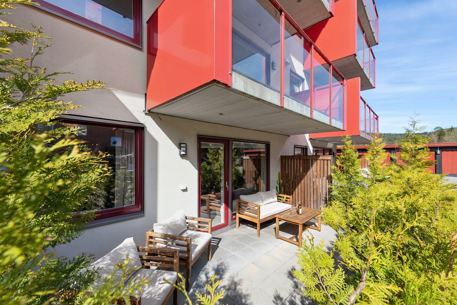 Fra stuen er det direkte utgang til en romslig markterrasse på 16 m². Et privat og skjermet uterom med god plass til utemøbler. Galleribilde