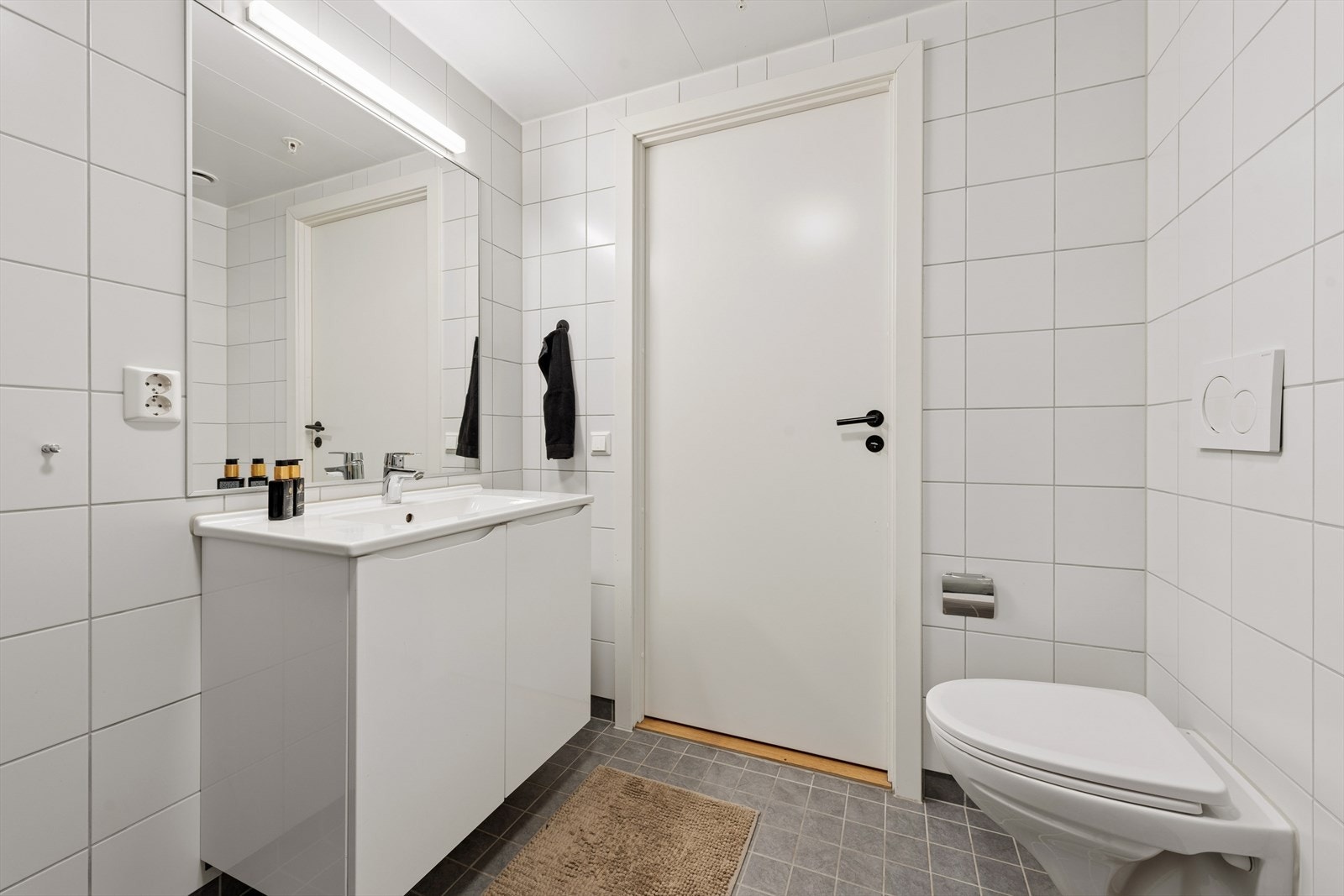 Helfliset bad med elektriske varmekabler i gulvet. Galleribilde