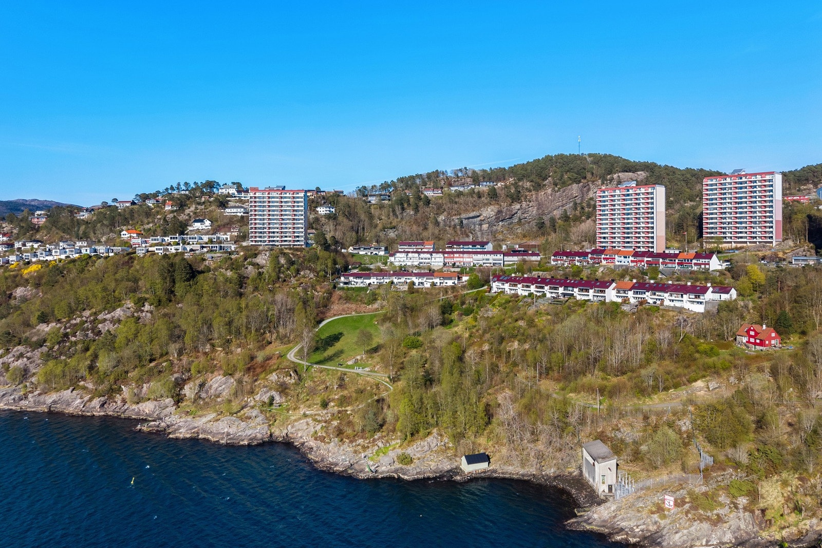 - Det er kort avstand til Bergen Sentrum med alle fasiliteter/servicetilbud, samt flere dagligvare butikker i gangavstand - Galleribilde