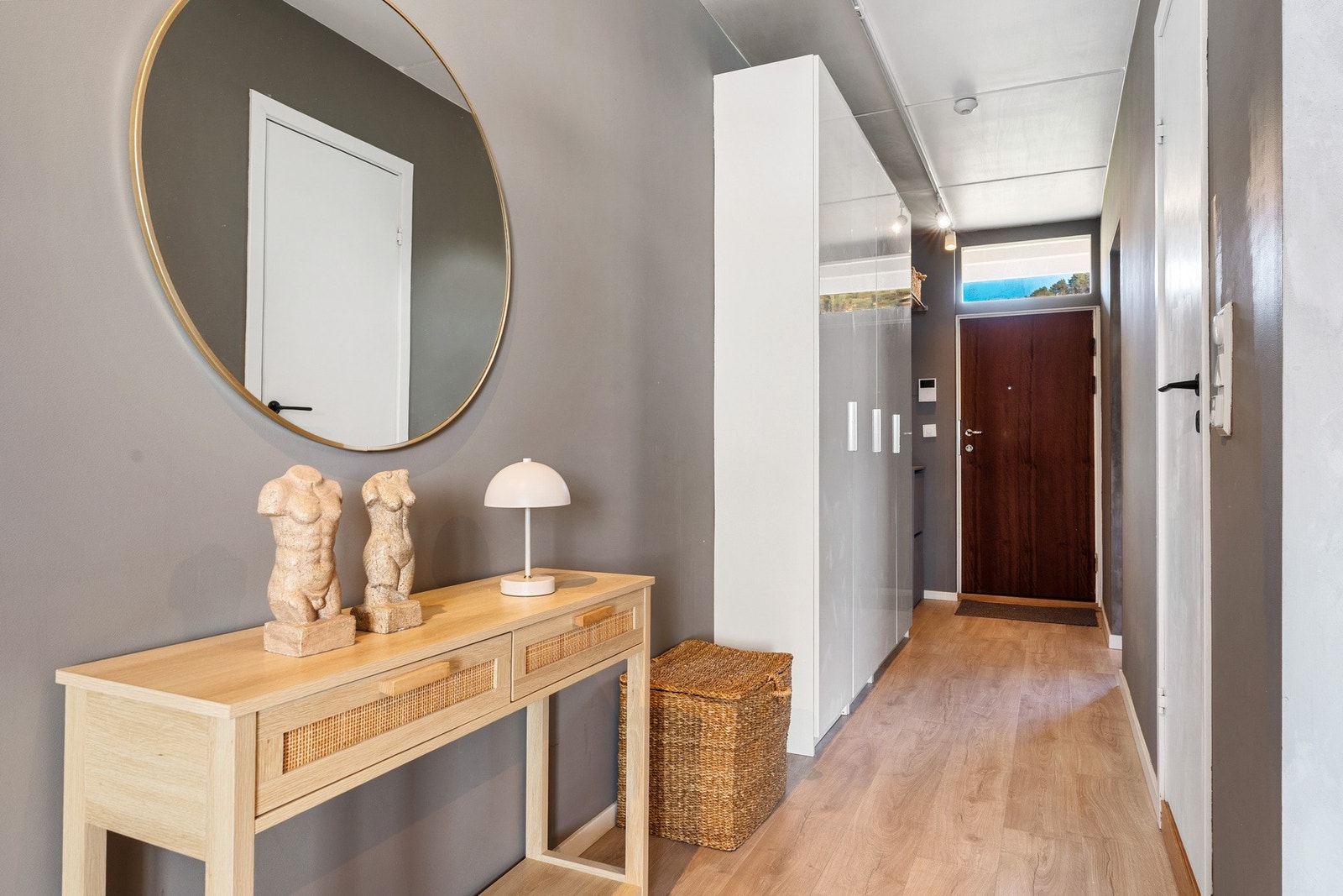 Velkommen inn i en romslig og innbydende entre med god plass til å henge fra seg yttertøy - Galleribilde