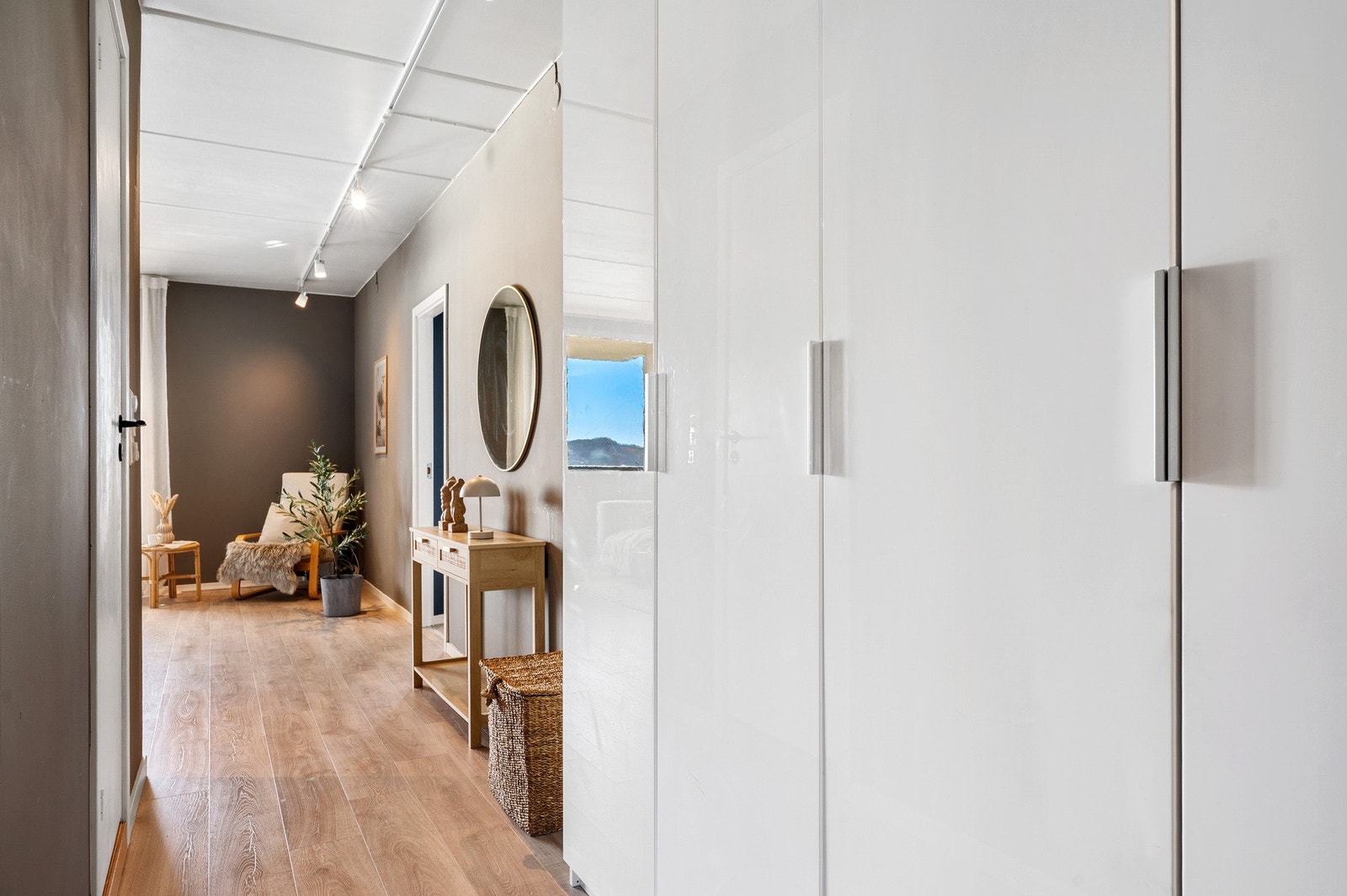 - Leiligheten har gjennomgående laminat gulv som gir den et moderne utrykk - Galleribilde
