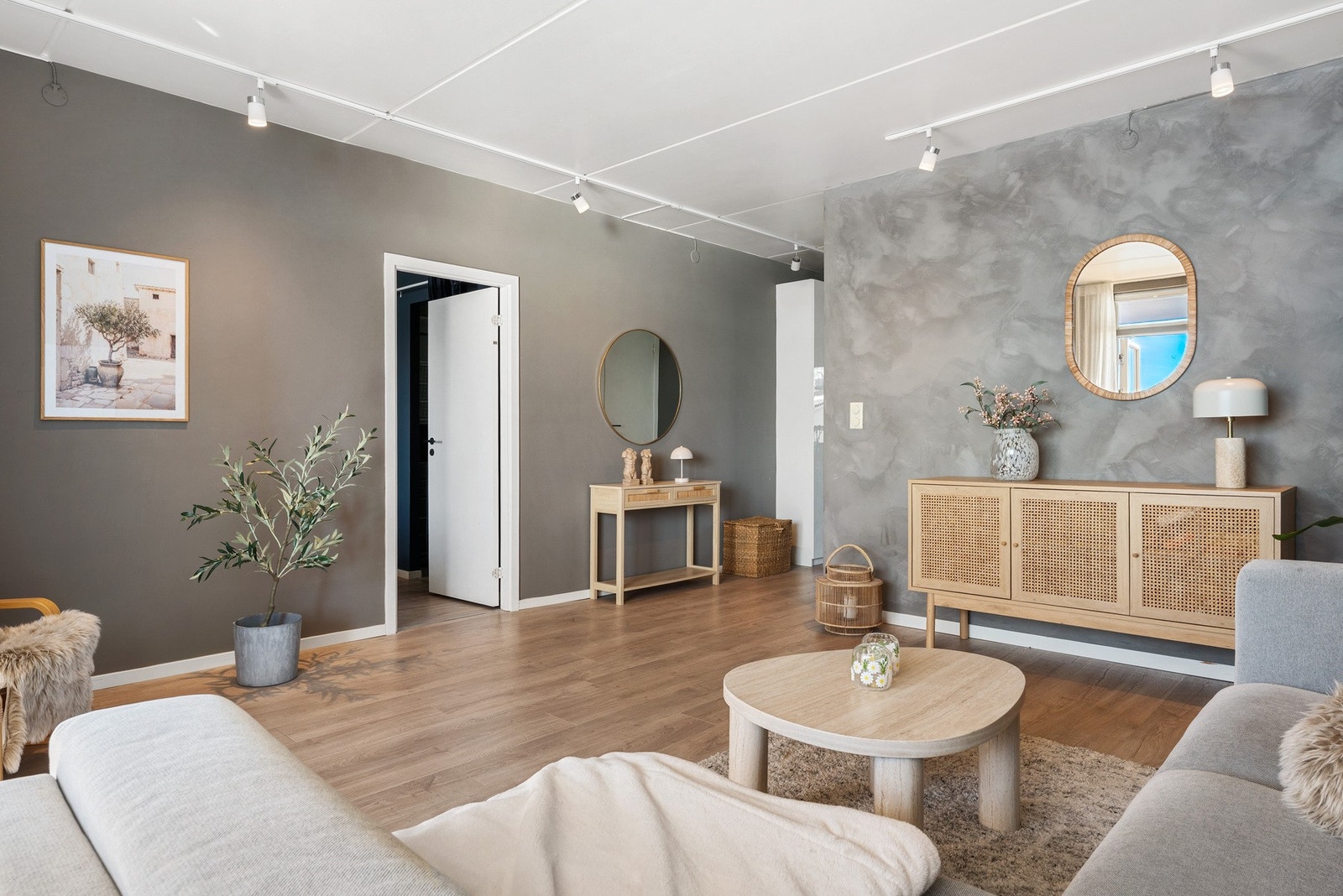 - Den romslige stuen gir et sosialt allrom - Galleribilde