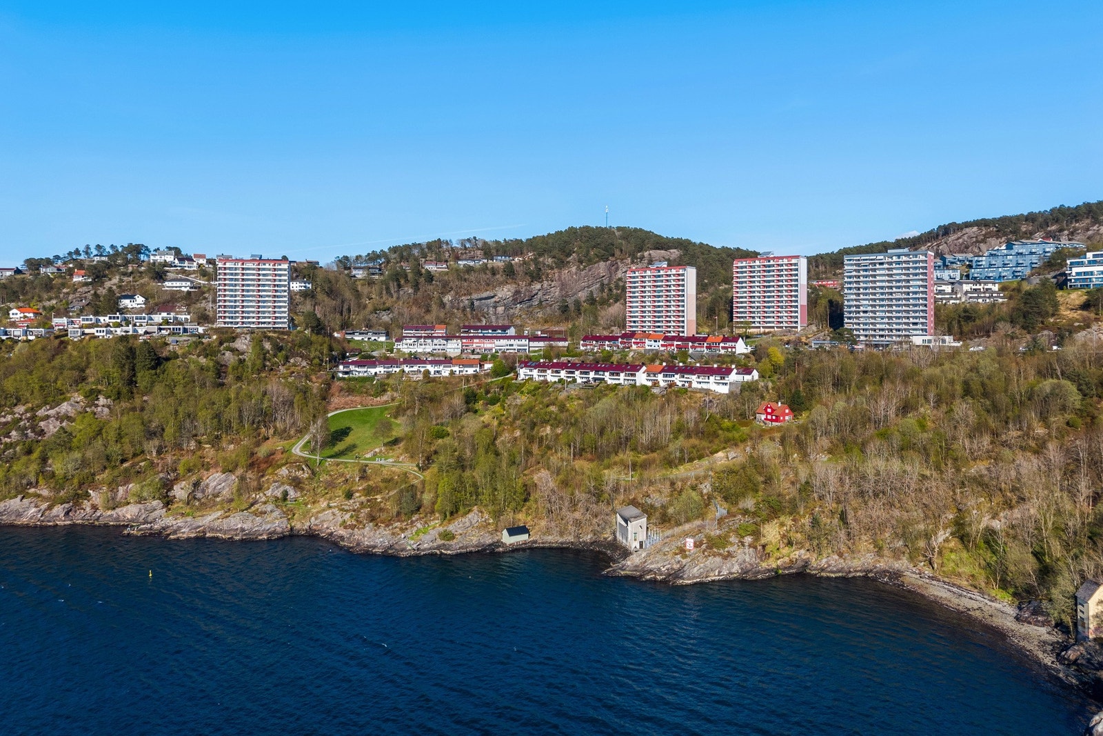 - Leiligheten har en sentral og attraktiv beliggenhet i etablert boligområde på Lønborg med kort avstand til "alt" du skulle trenge i hverdagen - Galleribilde