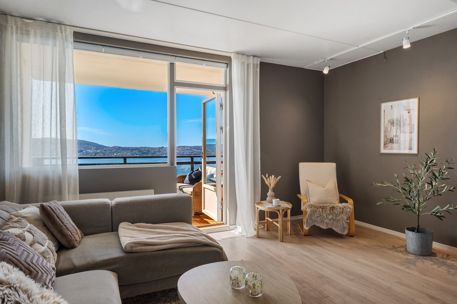 - Her får du en lekker leilighet med et moderne uttrykk, nydelig utsikt og fantastiske solforhold - Galleribilde