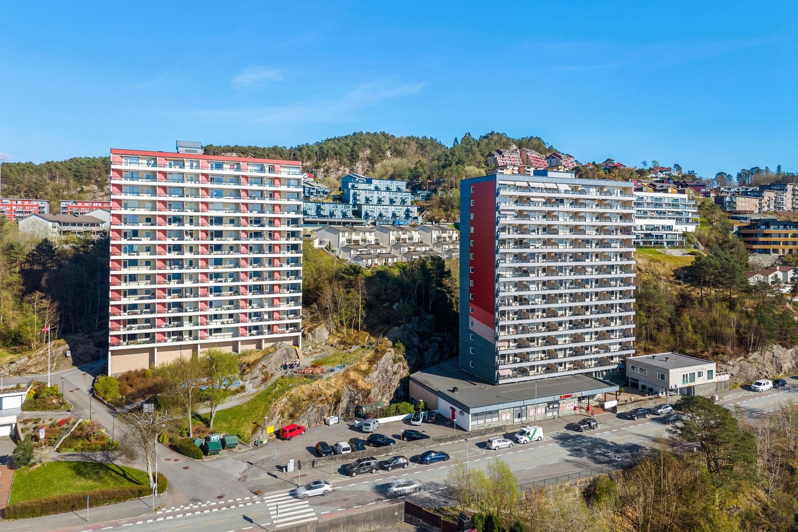 - Leiligheten byr på en enkel hverdag med mulighet for parkering like utenfor, heis i bygget, og fantastiske utsiktsforhold - Galleribilde