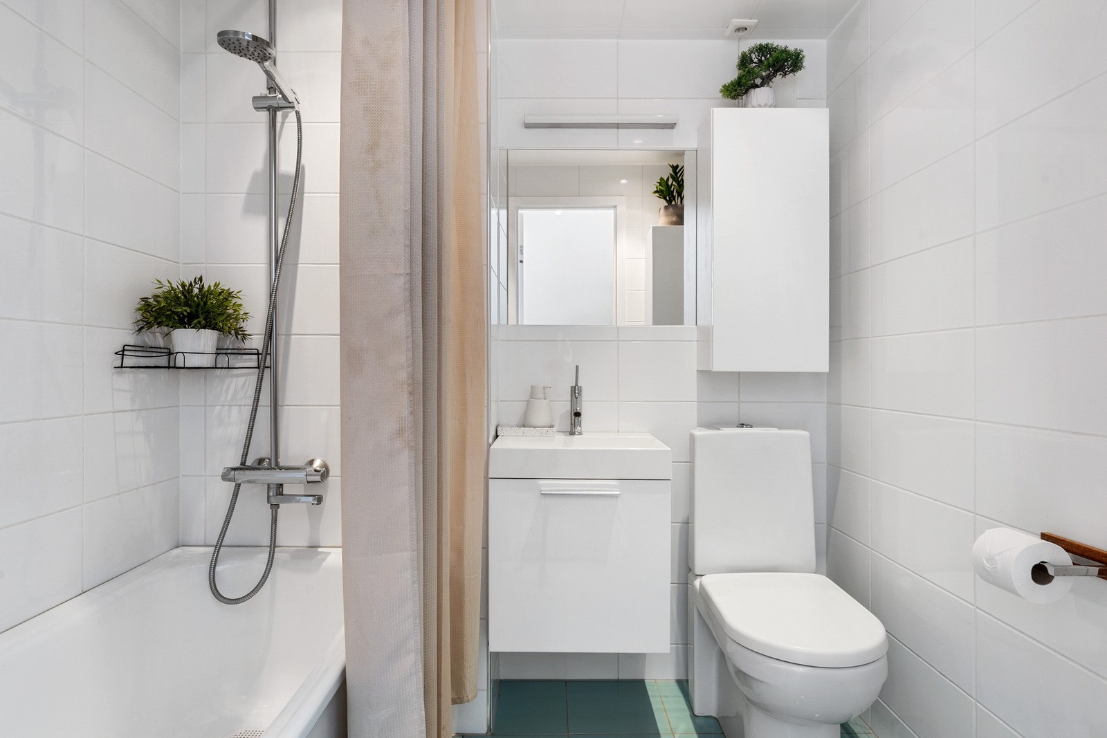 - Lyst bad med keramiske fliser på gulv og vegger. Badet har et areal på 3,2 m² og fremstår som funksjonelt innredet - Galleribilde