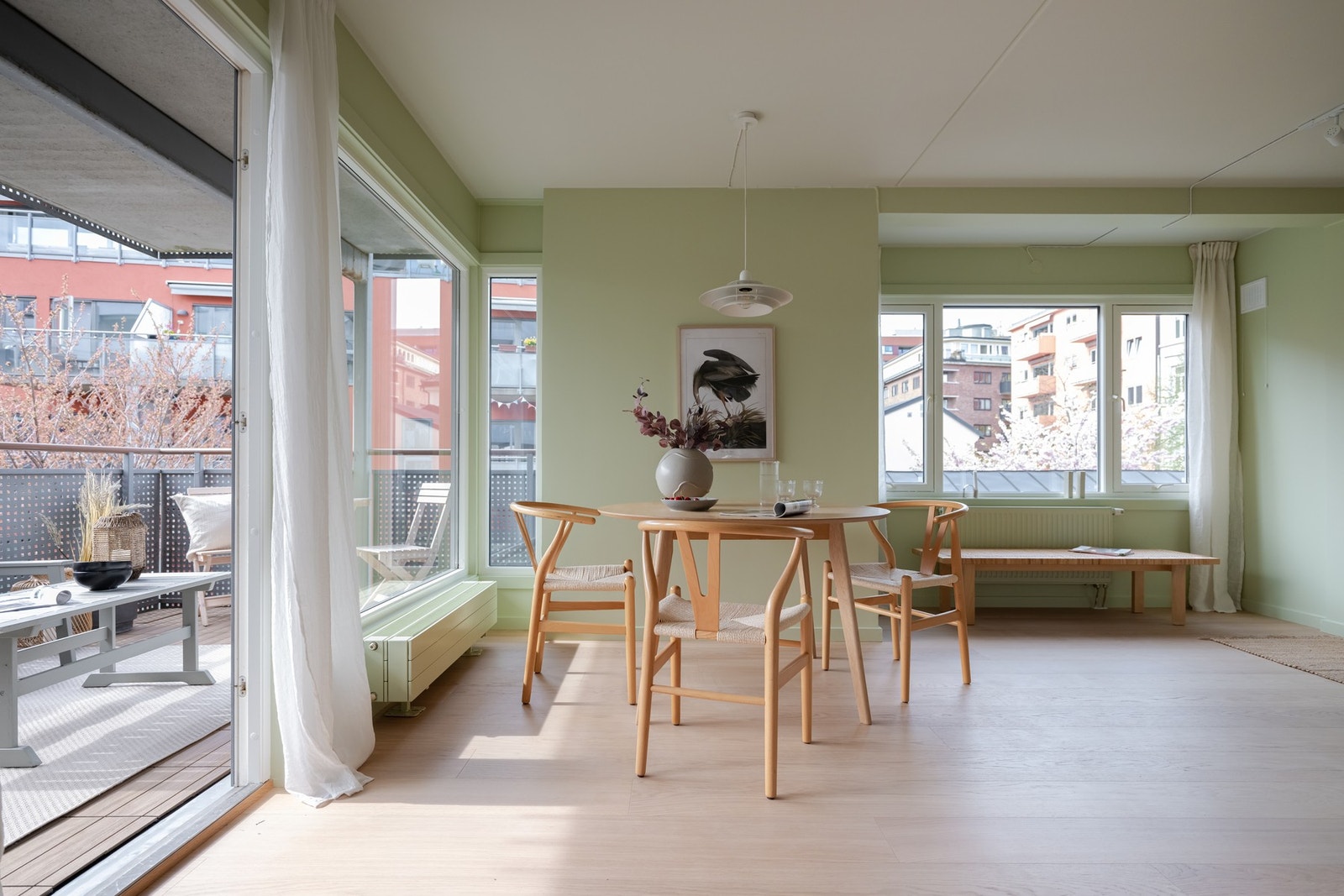 Svært trivelig spiseplass med hyggelig utsikt, hvor man enkelt dekker opp til gode middager og sosiale kvelder. Galleribilde