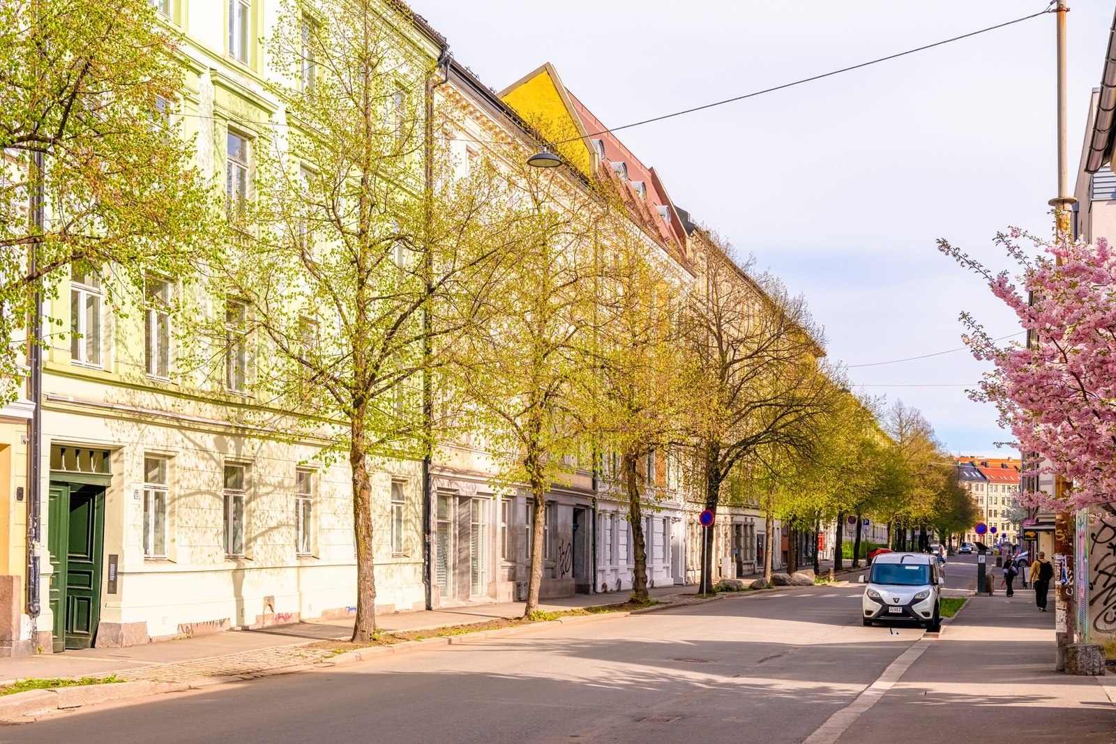 Nabolaget preges av en fin kombinasjon av klassisk og moderne bebyggelse, hvor oppgraderte fasader og nye boligprosjekter harmonerer godt med områdets særpreg. Galleribilde