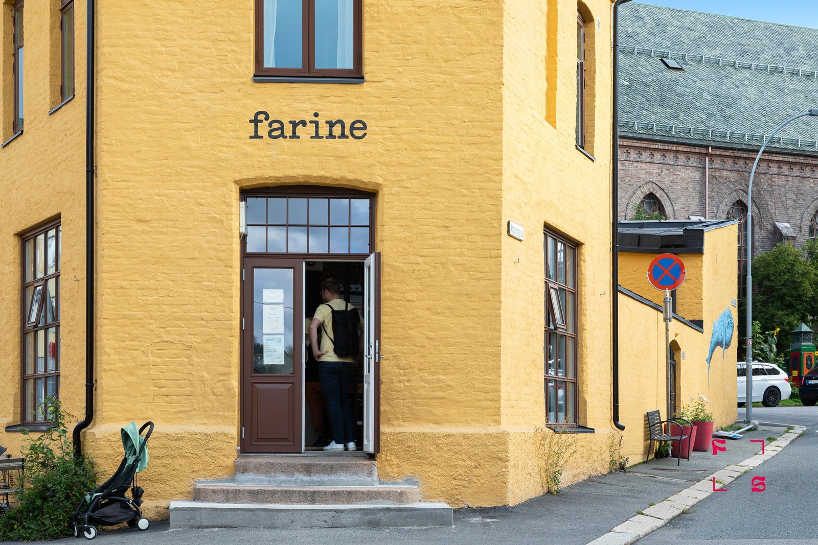 Gangavstand til anerkjente Farine, kjent for sin utsøkte bakst og gode kaffe Galleribilde